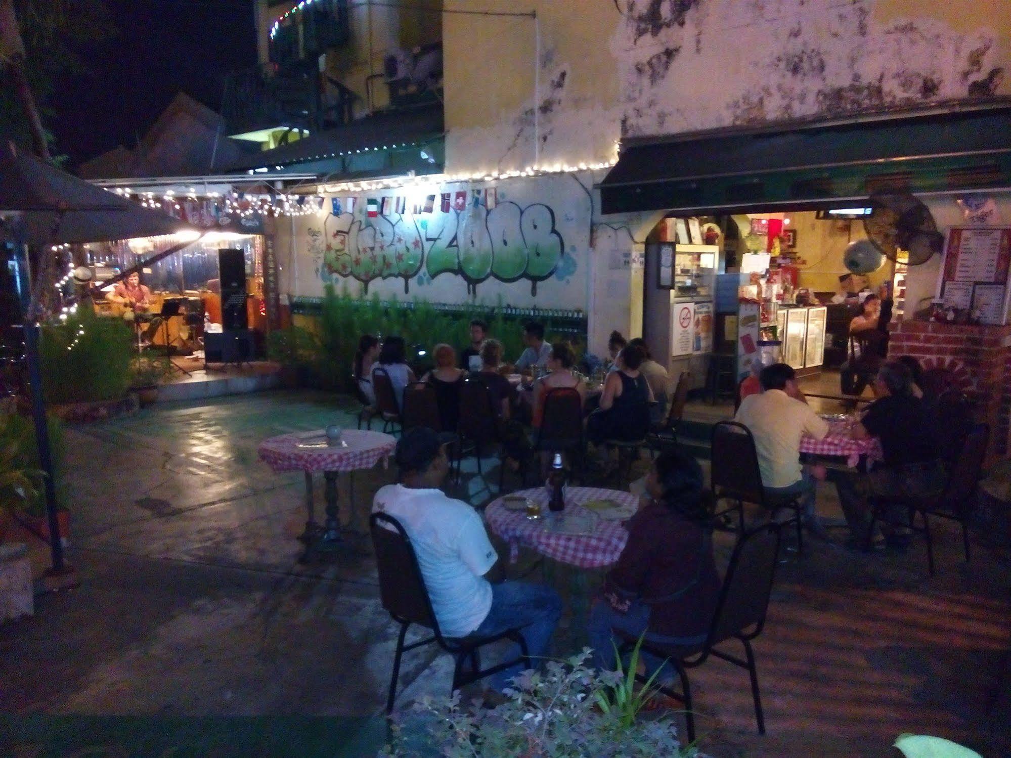Discovery Cafe And Guesthouse Malacca Extérieur photo