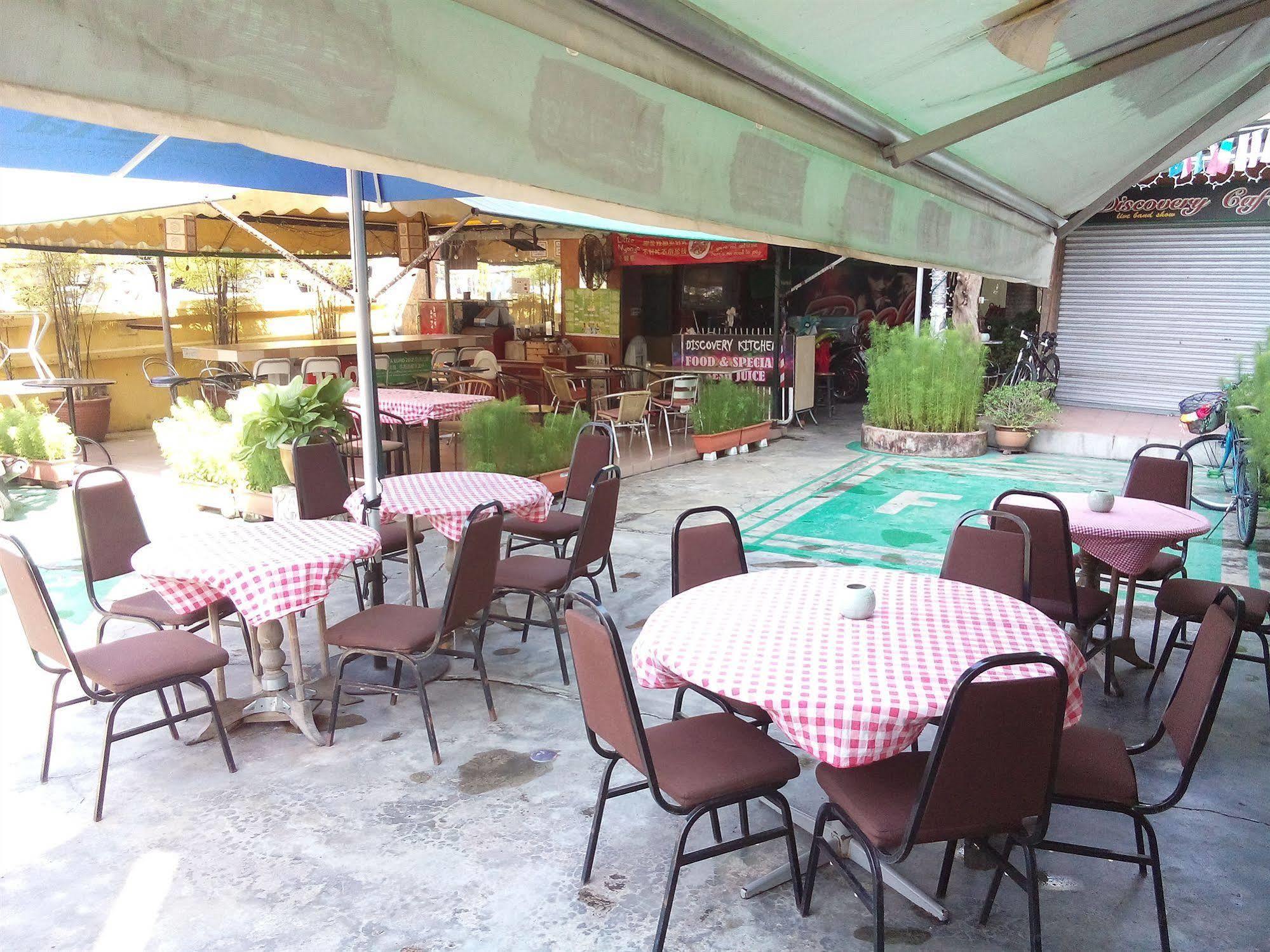 Discovery Cafe And Guesthouse Malacca Extérieur photo