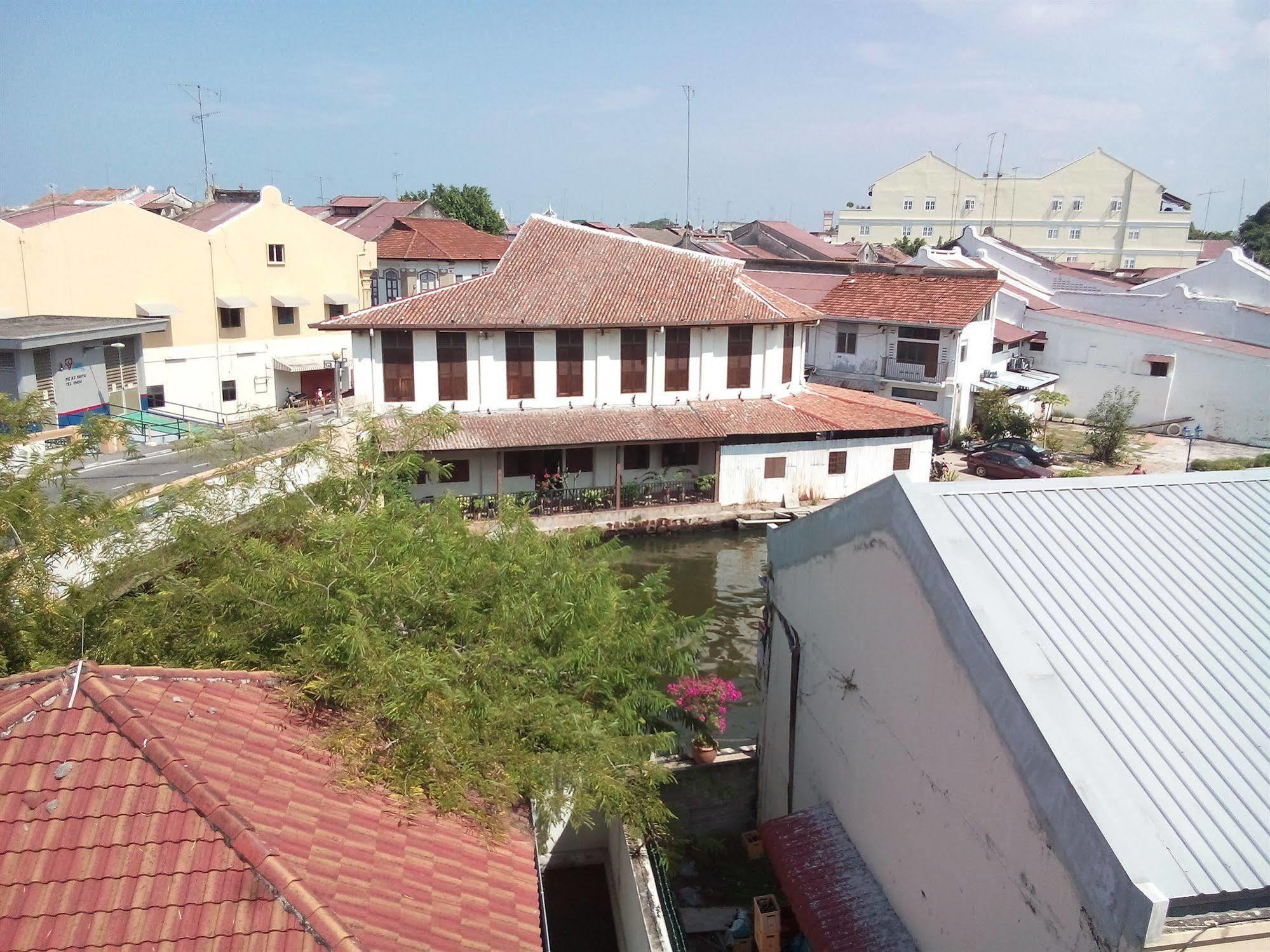 Discovery Cafe And Guesthouse Malacca Extérieur photo